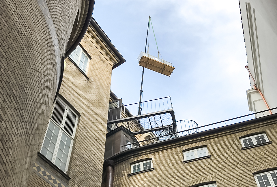 kranløft over højt hus